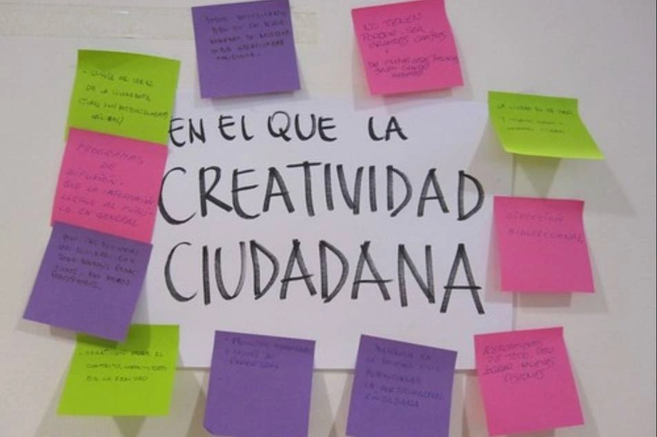 Una serie de papelitos de colores con notas y en el centro la frase "En el que la creatividad ciudadana"