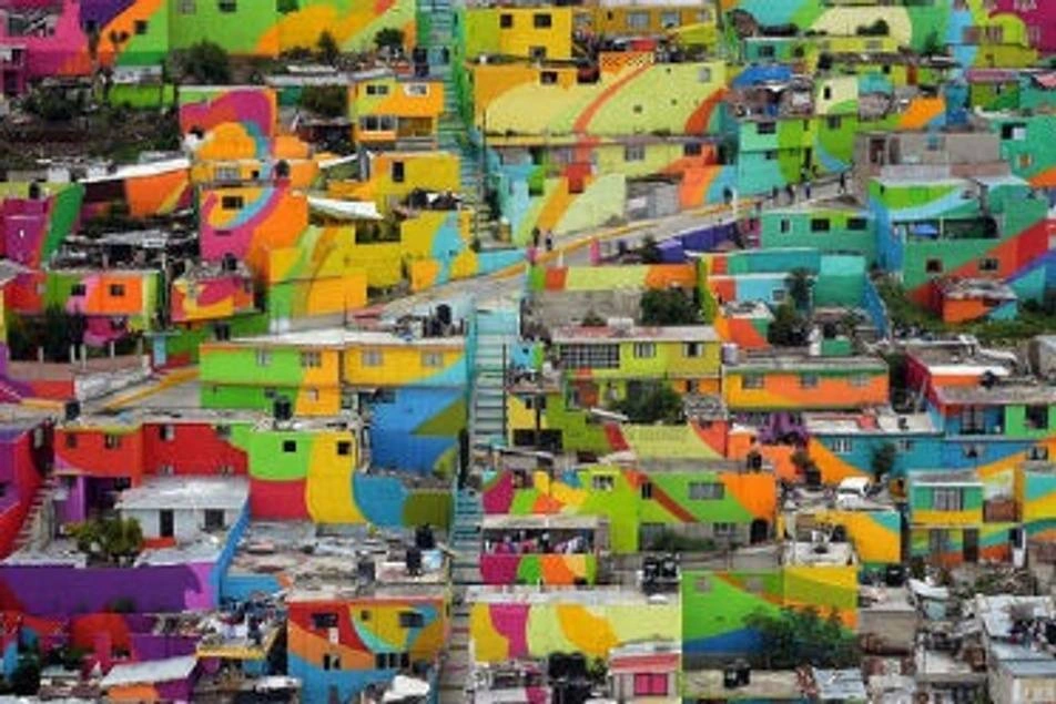 Foto de un barrio con casas pintadas de colores
