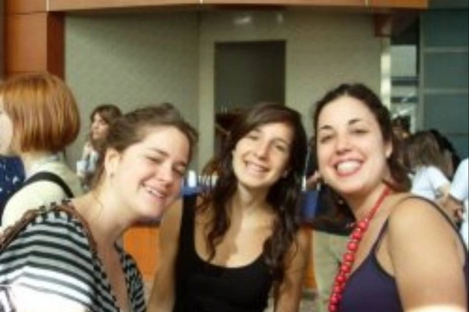 Tres mujeres sonreídas