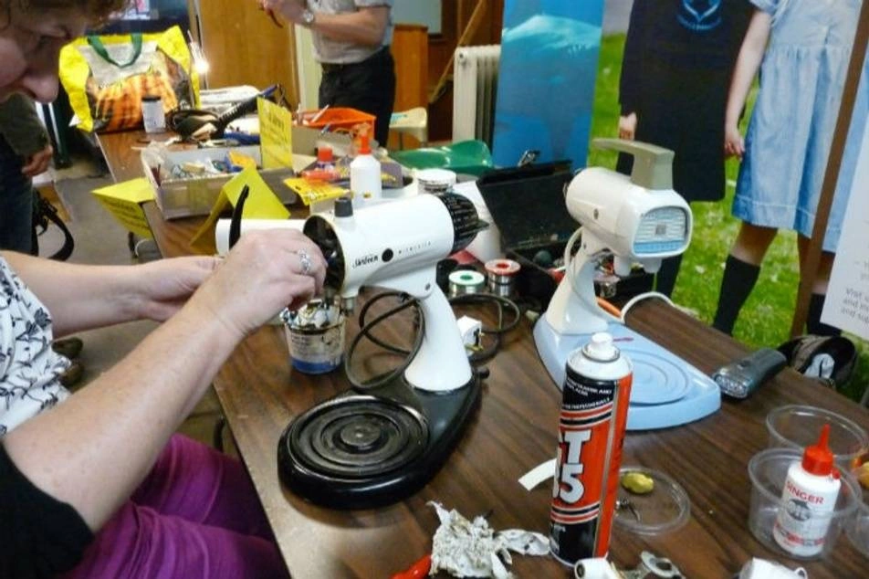A volunteer gets to work at the repair cafe.