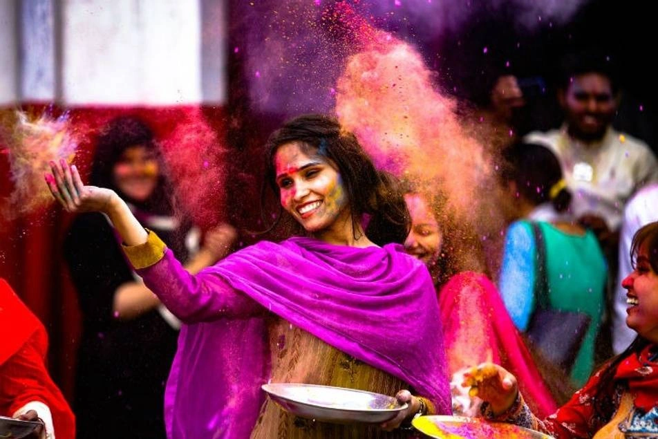 Mujer india en ceremonia con polvos de colores