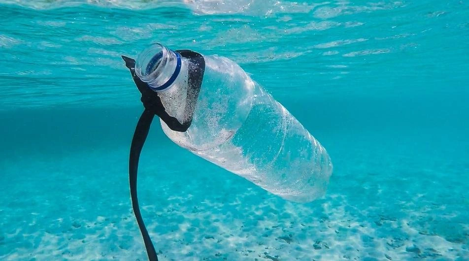 botella de plástico flotando en el mar