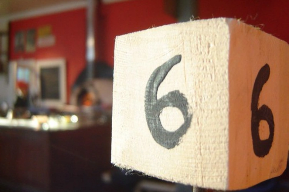 Un cubo con el número 6 en cada lado