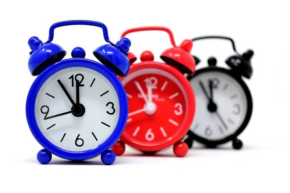 Tres relojes despertadores de diferentes colores
