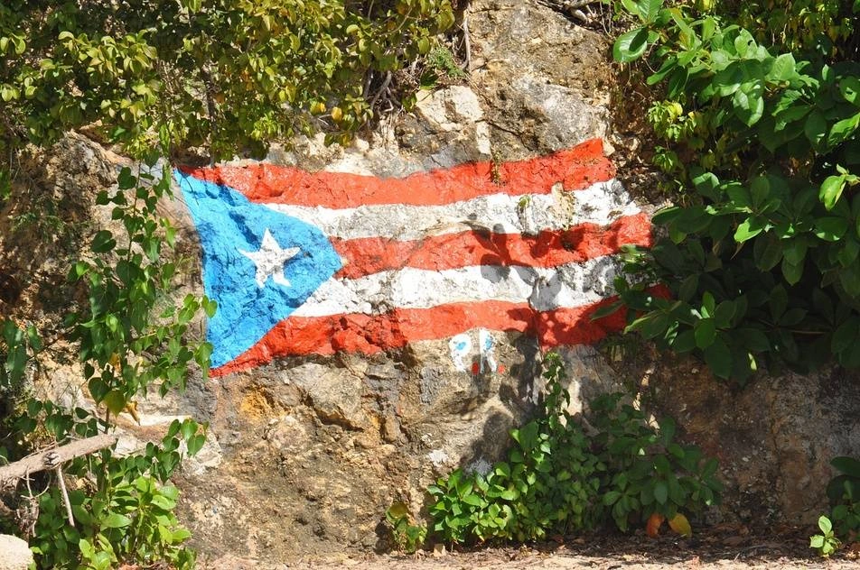 Bandera de Puerto Rico pintada sobre una roca