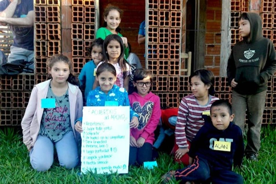 Niños y niñas juntos aprendiendo a construir en comunidad