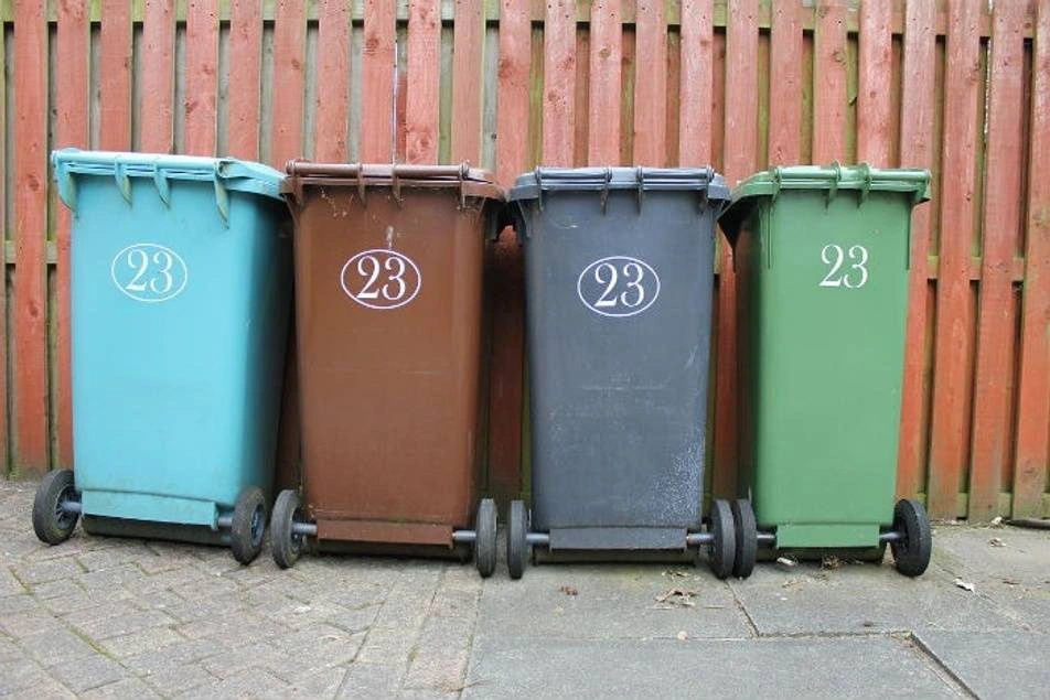 4 basureros de diferentes colores para clasificación de desechos