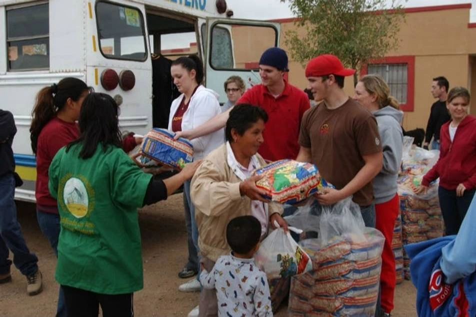 Voluntarios entregando donaciones de alimentos