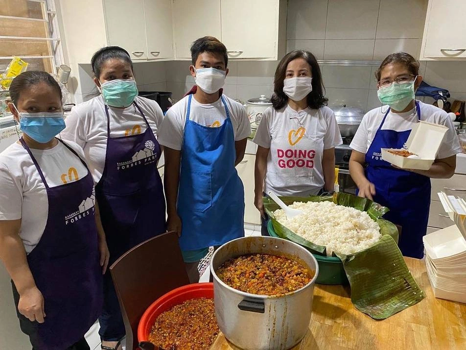 voluntarios en una cocina comunitaria