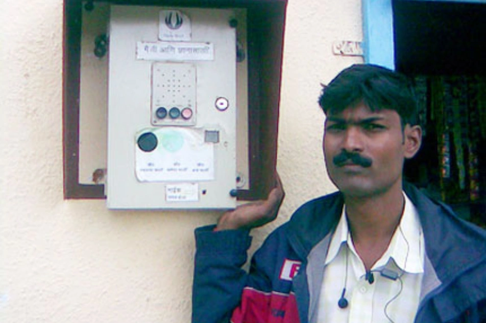 Un hombre de India con una caja simulando un computador