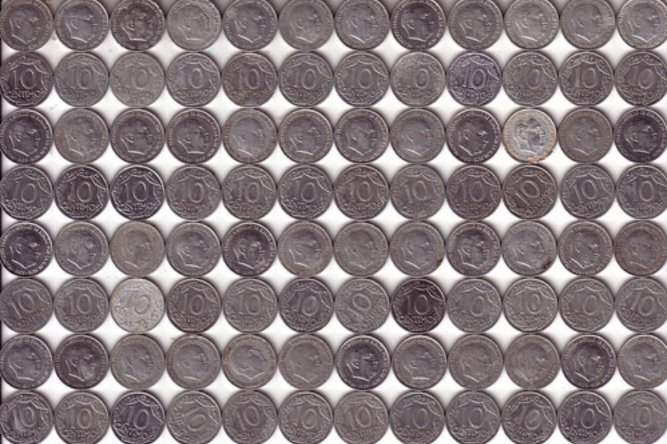 Varias monedas alineadas