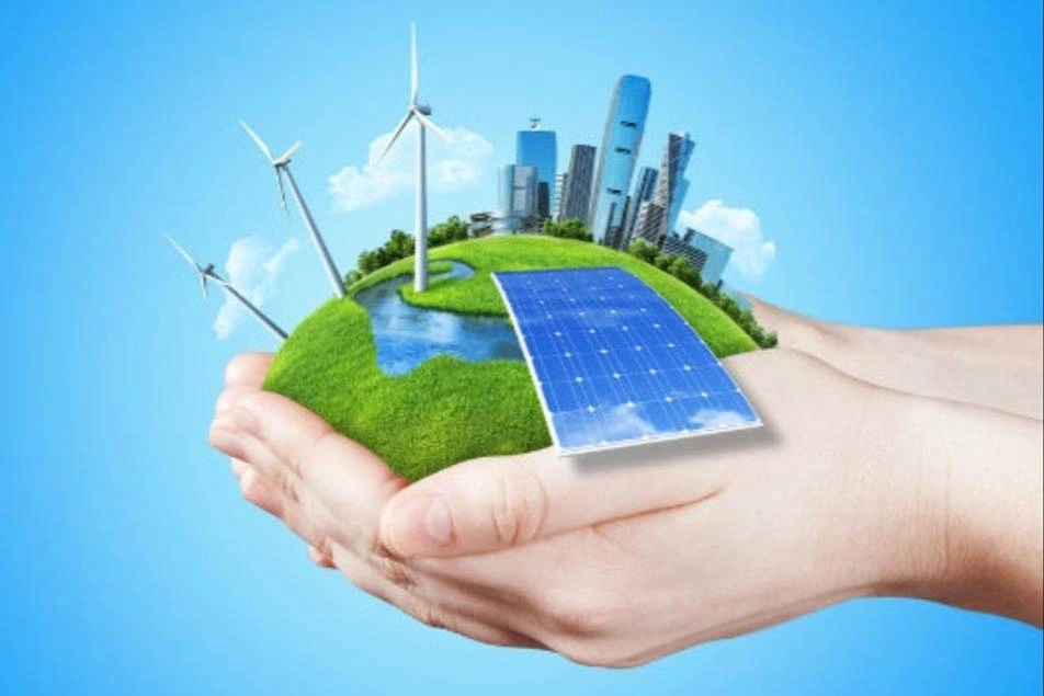 Foto montaje de unas manos sosteniendo una ciudad con energía alternativa (solar, eólica, hídrica)