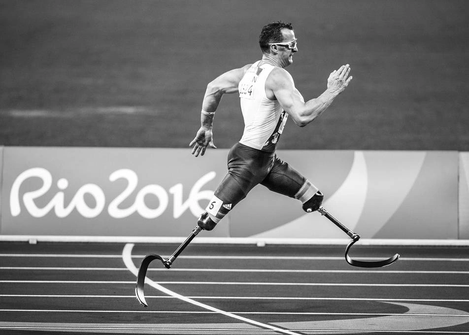 atleta corriendo en los juegos paralímpicos