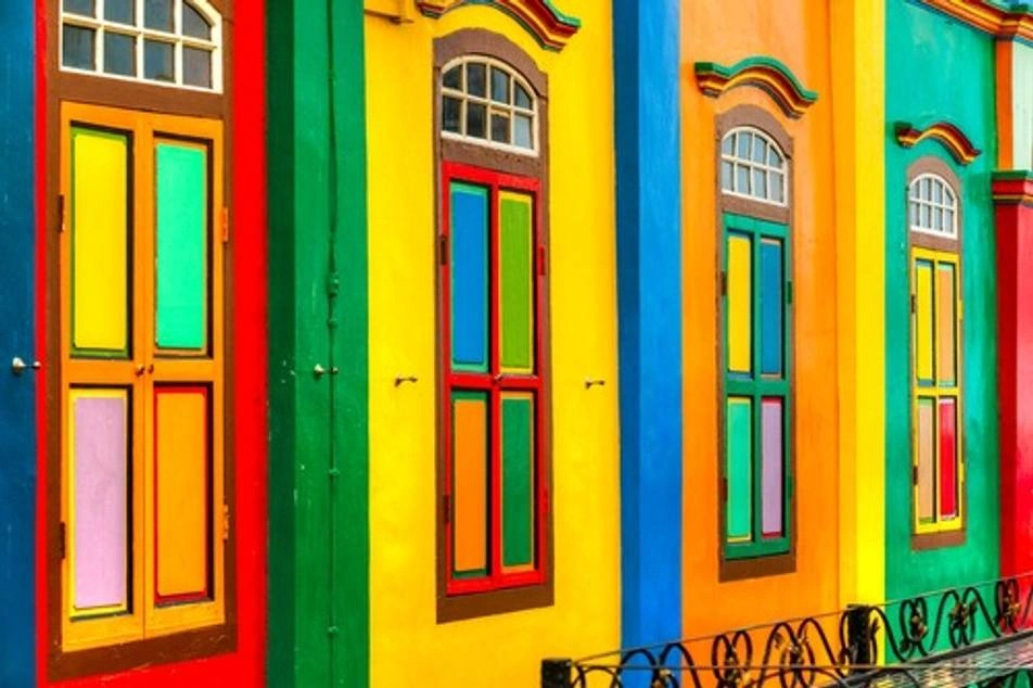 Foto de puertas de una fachada con puertas de colores vivos