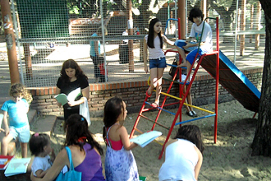 Niños jugando en un parque