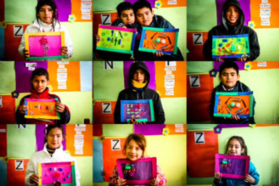 Fotos de varios niños sosteniendo sus creaciones artísticas
