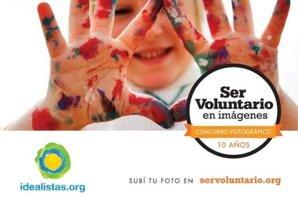 Fondo de niña sonriendo con manos pintadas