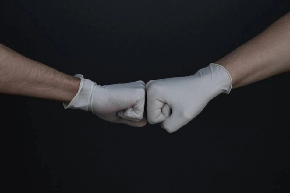 Dos puños con guantes quirúrgicos