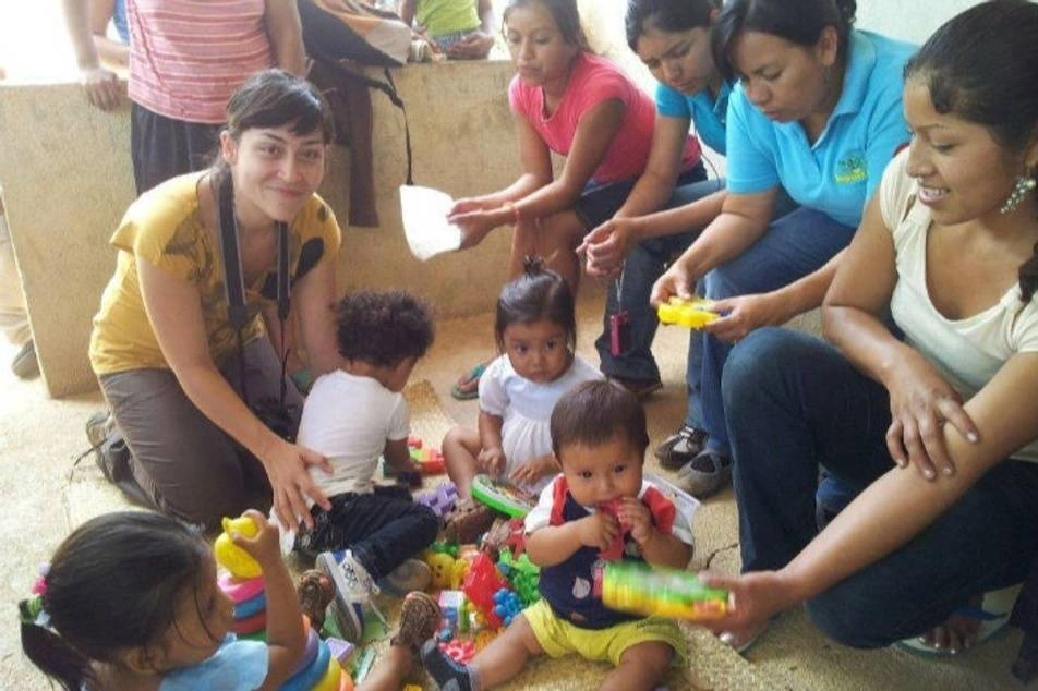 Analía durante su voluntariado en Nicaragua junto a niños pequeños.