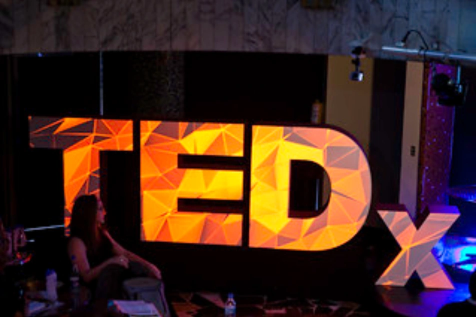 El logo de TEDx