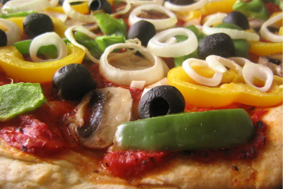 Una pizza con muchos ingredientes
