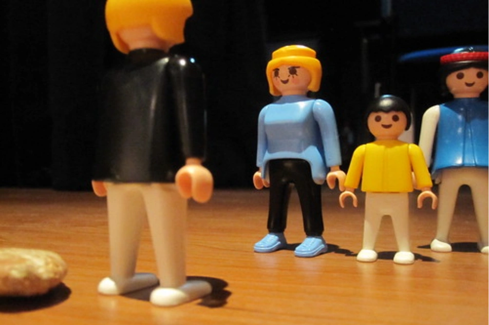 Muñequitos simulando personajes de la vida real interactuando