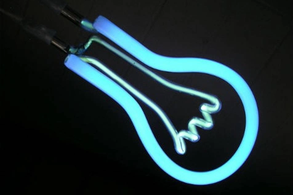 Una foto de una bombilla fluorescente