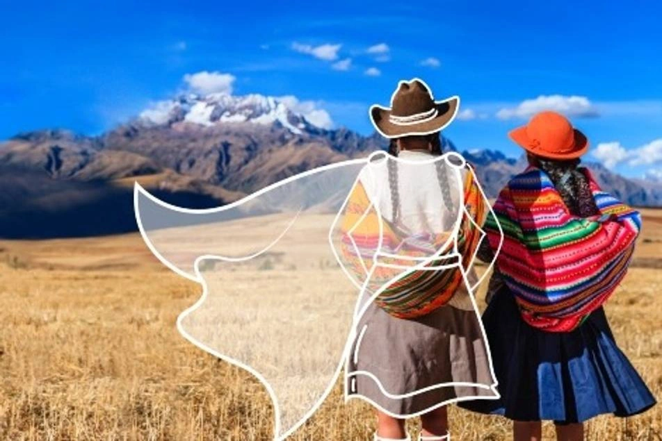 Dos mujeres indígenas de espaldas y sobre una de ellas una capa de superhéroe