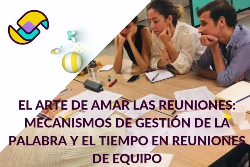 Personas planificando en una mesa de trabajo