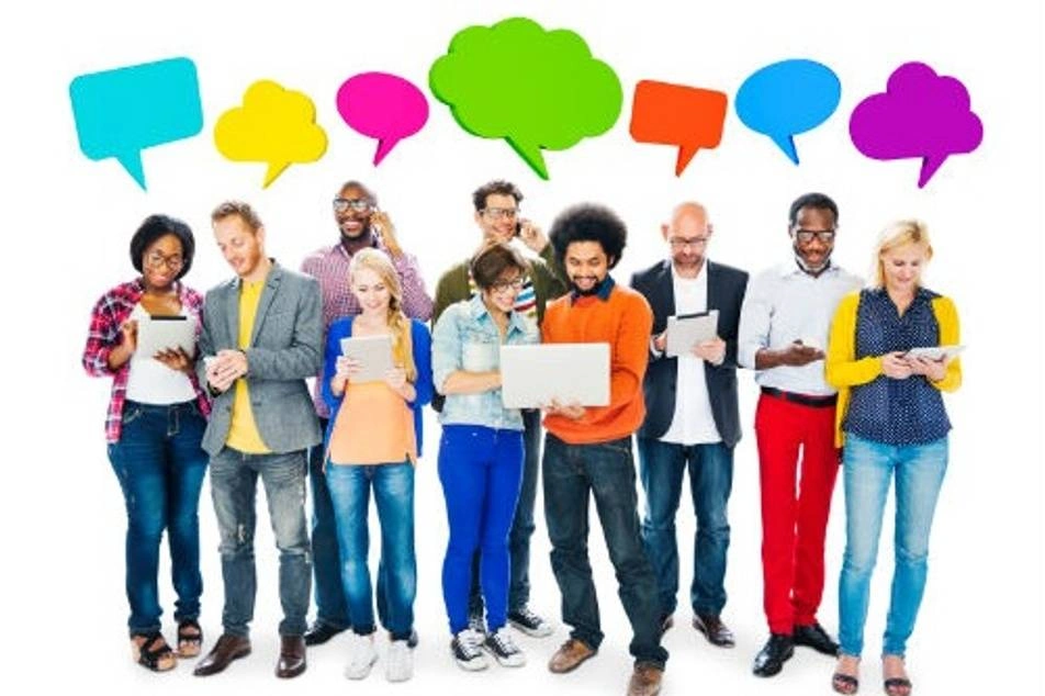 Un grupo diverso de personas pensando en ideas distintas