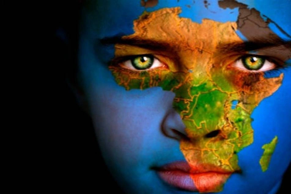 Una foto de una cara de mujer de color azul simbolizando el planeta y un mapa de Africa en medio de su cara