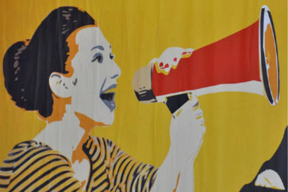 Mujer gritando algo en un megáfono