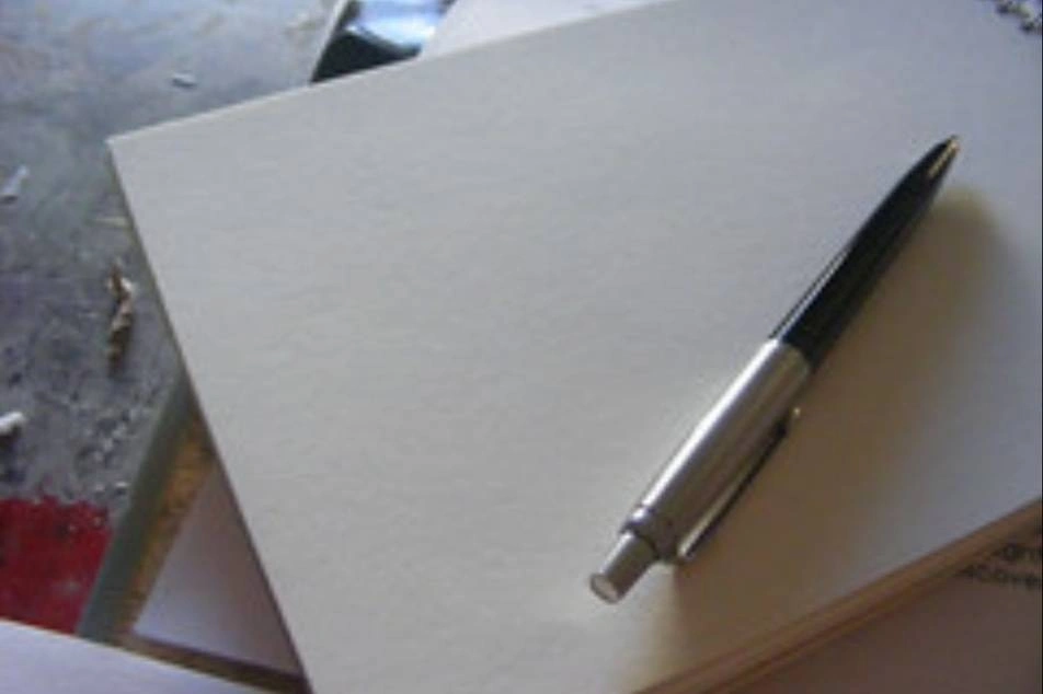 Un esfero sobre un papel en blanco