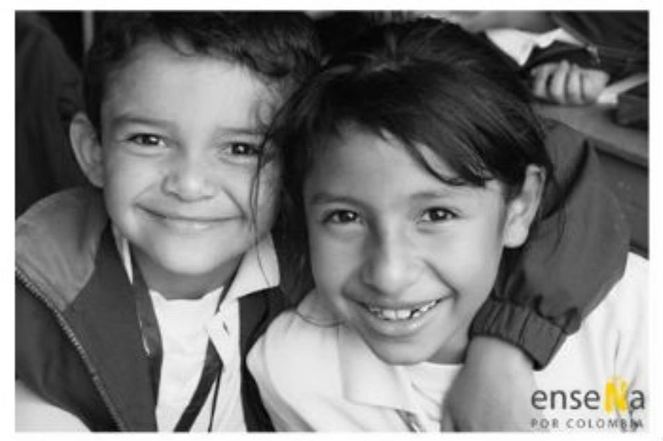 Dos niños abrazados mirando a la cámara