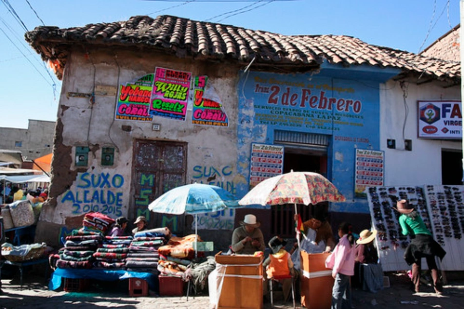 Una esquina de un barrio muy pobre en Latinoamérica en la que hay varios vendedores informales