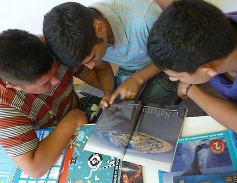 Tres jóvenes leyendo libros