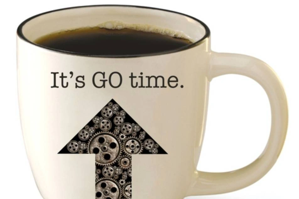 Una taza de café que dice 'Es el momento de arrancar'