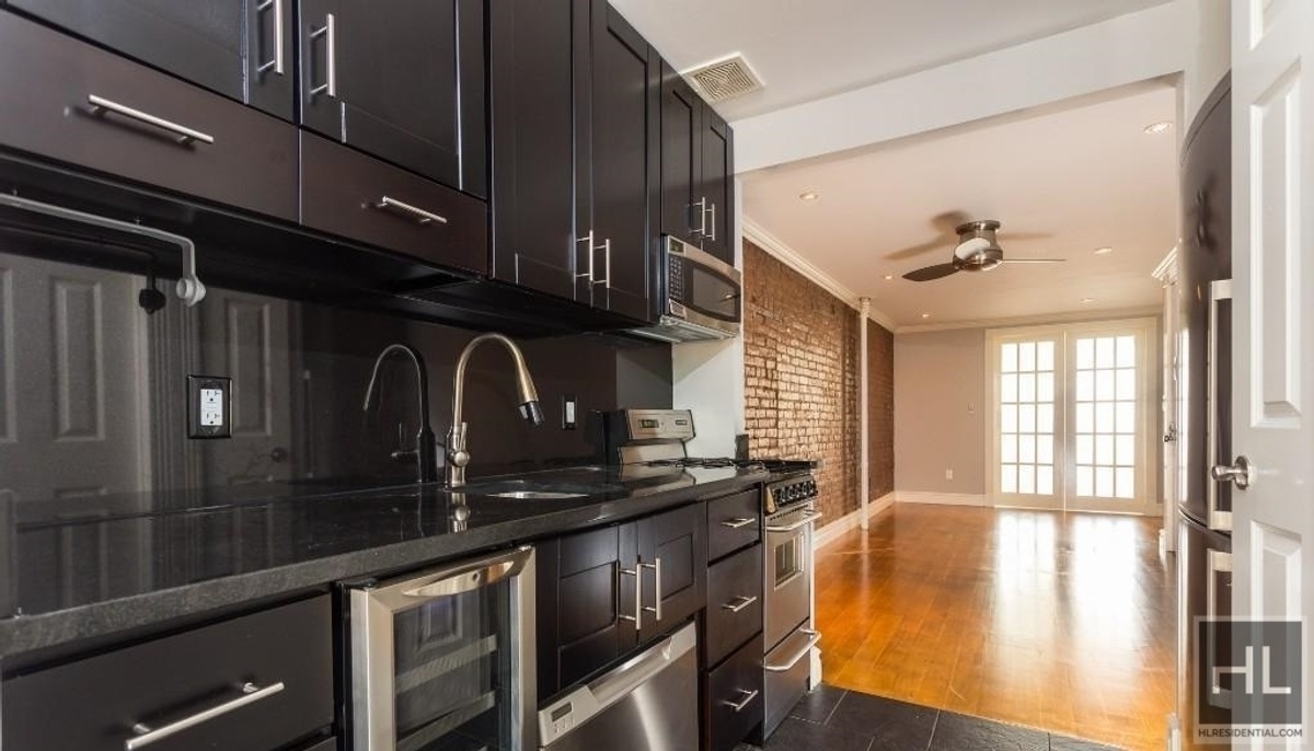 This Is A Newly Renovated 2 Bedroom Apartment With A Granite